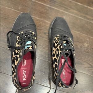 TOMS Women's Black and Tan Leopard Shoes